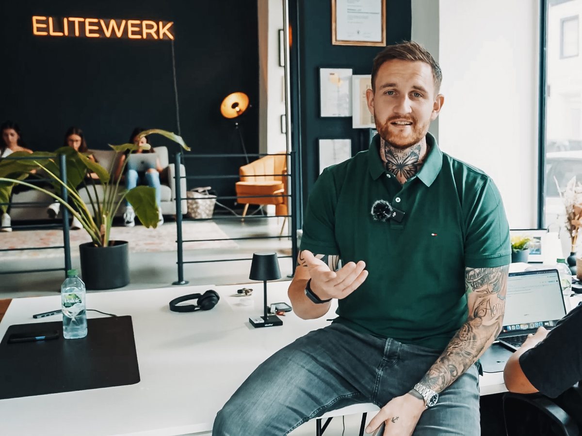 Dennis Ühlein im Agentur-Office