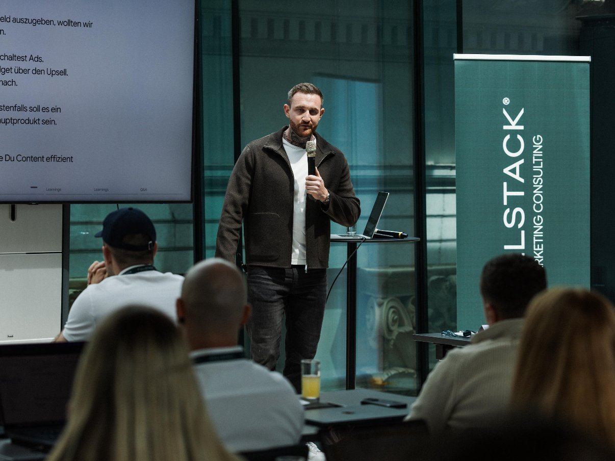 Dennis Ühlein als Speaker auf einem Branchen-Event