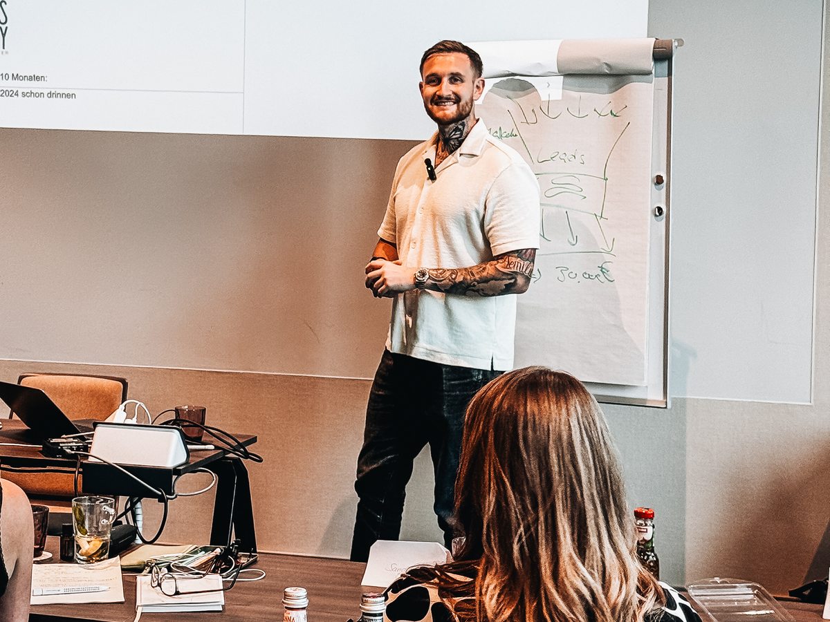 Dennis Ühlein bei einer Workshop-Session mit Kunden